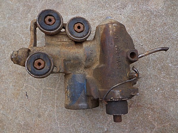 1961 Ford Thunderbird power steering gear box with pitman arm