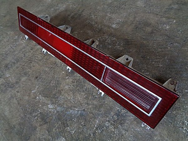 1976 1977 Buick Regal tail light