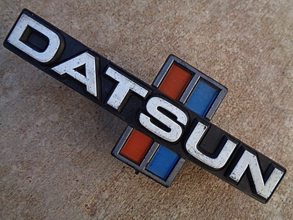 1980 1983 Datsun pickup grille badge