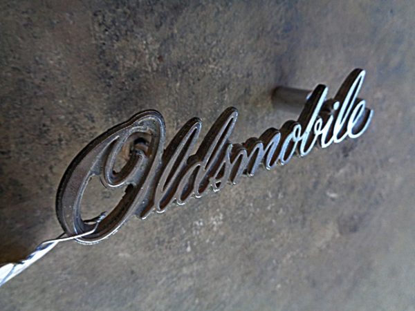 1976 Oldsmobile grille script emblem