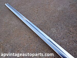 1977 Ford Thunderbird LH rear window molding