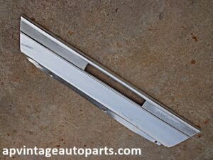 1976 Chevrolet Monte Carlo quarter panel molding lower