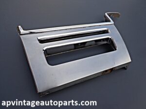 1976 Lincoln RH fender lower front cornering light bezel